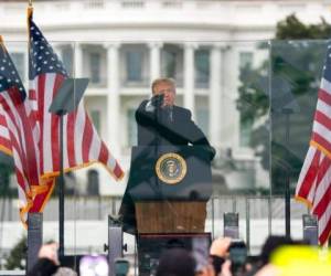 El expresidente Trump dando su discurso durante una manifestación de protesta porque el colegio electoral certificó a Biden como presidente. FOTO: AP