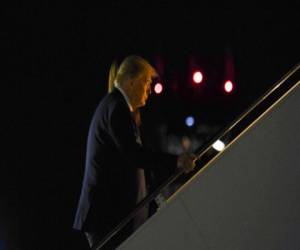 El presidente de los Estados Unidos, Donald Trump, con la primera dama de los Estados Unidos, Melania Trump (oculta) a bordo del Air Force One en el Aeropuerto Regional de Tuscaloosa. Foto: Agencia AP.