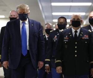 El presidente estadounidense Donald Trump usa un cubrebocas mientras recorre los pasillos durante una visita al Centro Médico Militar Nacional Walter Reed en Bethesda, Maryland. Foto: Agencia AP.