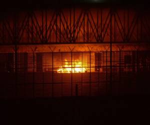 Los reclusos al interior de la cárcel quemaron colchones en protesta.