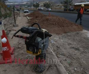 La comuna capitalina trabaja en los últimos detalles antes de abrir la vía, que se ha mantenido con una lenta circulación. Foto: Alex Pérez/EL HERALDO