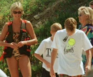 Las últimas vacaciones de Diana con sus hijos en Sanit Tropez, Francia, el 14 de julio de 1997. Foto: AP/Lionel Cironneau