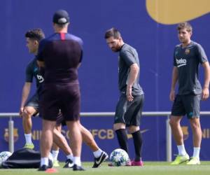Los jugadores del Barcelona durante el entrenamiento de este lunes. (AFP)