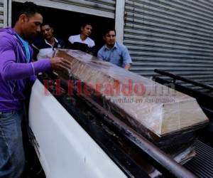 Familiares retiraron este martes el féretro con el cuerpo de Renán Elvir.