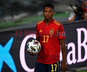 El delantero español Ansu Fati sostiene el balón durante el partido de fútbol del grupo 4 de la UEFA Nations League A entre España y Ucrania en el estadio Alfredo Di Stefano de Madrid. Foto: Agencia AFP.