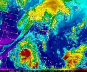 La tormenta se ha debilitado ligeramente y se desplaza con rumbo norte un poco más lento, a 32 kilómetros por hora (20 mph). Se ordenaron evacuaciones en la región central de la costa del Golfo de México.