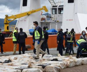 La policía española revisa los paquetes de cocaína en el puerto de Vigo, el 28 de abril de 2020 después de incautar el buque MV Karar. Foto AFP