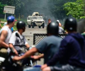 Manifestantes salieron a las calles a apoyar el levantamiento militar contra el régimen de Nicolás Maduro en el centro de Venezuela. Foto AFP