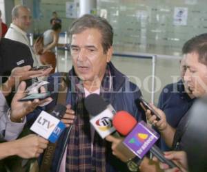 El técnico de la Selección de Honduras, Jorge Luis Pinto, atiende a los medios a su llegada al Toncontín (Foto: Alex Pérez/EL HERALDO)