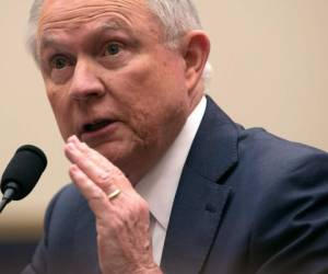 Durante su testimonio de más de cinco horas ante el Congreso, Sessions intentó justificar las aparentes contradicciones de sus recuentos previos. Foto:AP