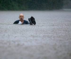 Un hombre camina en una zona inundada por las fuertes lluvias provocadas por la tormenta tropical Imelda el jueves 19 de septiembre de 2019 en Patton Village, Texas, Estados Unidos. Foto: Agencia AP.