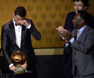 Cristiano Ronaldo recibiendo uno de sus cuatro Balones de Oro de manos de Pelé. (Fotos: AFP)