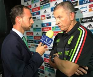 Osorio ya sin cabellera, es entrevistado por el periodista Mauricio Ymay de Televisa. Foto: @MauricioYmay