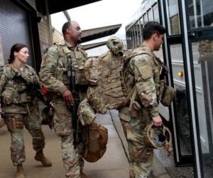 Soldados estadounidenses con su equipo suben a un autobús en Fort Bragg, Carolina del Norte, el sábado 4 de enero de 2010, antes de ser enviados como refuerzos al Oriente Medio tras el asesinato del general iraní Qassem Soleimani.