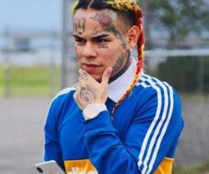 Su carrera musical explotó hace apenas un año cuando lanzó 'Gummo'. Sus tatuajes con el número 69 cubren su cuerpo. Fotos cortesía Instagram @6ix9ine