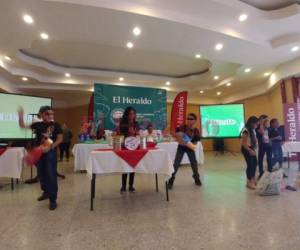 En el evento los estudiantes demostraron su talento en baile y canto.