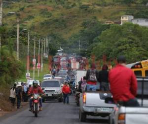 Decenas de vehículos esperaban a que el tráfico avanzara. Foto: Estalin Irías/ EL HERALDO