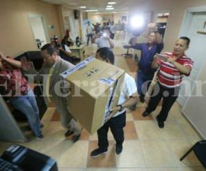 A las 2:40 PM, el abogado de Jorge Alberto Barralaga salió de los juzgados para ir a traer una caja que contiene las pruebas documentales a favor de su cliente. Foto: David Romero / EL HERALDO.