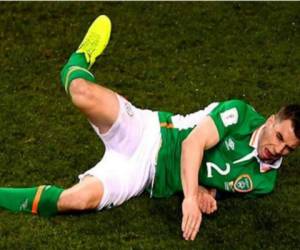 La escalofriante lesión del capitán de la selección de Irlanda, Seamus Coleman en el duelo ante Gales (Foto: Cortesía www.publimetro.com.mx)