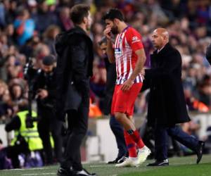 El delantero Diego Costa del Atlético de Madrid se retira de la cancha tras ser expulsado en el partido contra el Barcelona por la Liga de España, el sábado 6 de abril de 2019. (AP Foto/Manu Fernández)