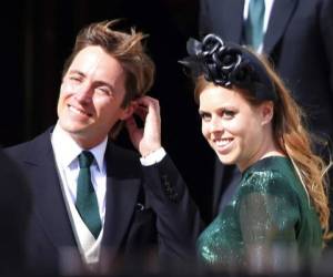 El palacio de Buckingham informó que Beatriz y Mapelli Mozzi se casaron en una ceremonia privada con la abuela de la princesa, la reina Isabel II presente. Fotos: AP.