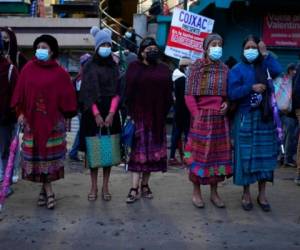 Mujeres bloquean la Carretera Interamericana como parte de una protesta nacional en Totonicapan, Guatemala, el jueves 29 de julio de 2021. La gente se manifiesta en contra del gobierno guatemalteco por la destitución del fiscal anti impunidad Juan Francisco Sandoval. (AP Foto/Moisés Castillo).