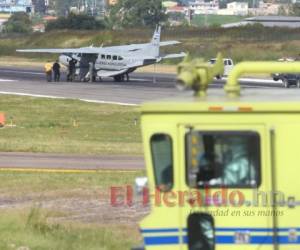 La aeronave Cessna de la FAH fue auxiliada tras aterrizar en la pista de Toncontín. Foto: Johny Magallanes/EL HERALDO