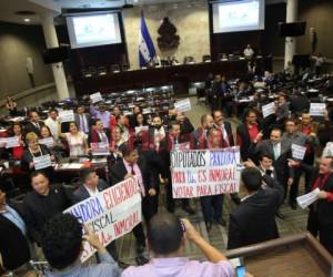 Con pancartas y al son de 'sacaremos ese buey de la barranca' algunos diputados se manifestaron previo a la sesión de elección del nuevo fiscal general. (Foto: El Heraldo)