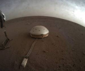 El sismómetro cubierto por un domo de la sonda InSight en Marte. Foto: AP.