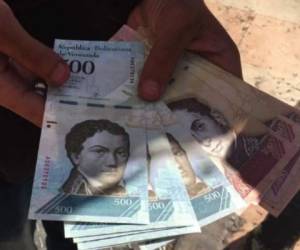 El tipo de cambio oficial pasó a 2,010 bolívares por dólar. Foto AFP