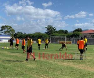 Minutos previos al comienzo del duelo en Olanchito, Yoro. Foto EL HERALDO