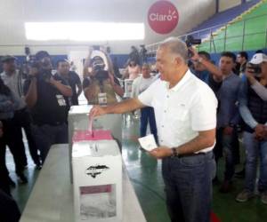 Oscar Álvarez fue uno de los primeros nacionalistas en votar (Foto: El Heraldo Honduras/ Noticias de Honduras)