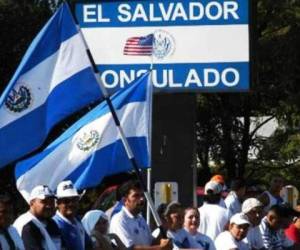 El 88% de los salvadoreños con TPS trabajan y no califican para asistencia pública, casi un tercio paga una hipoteca por su casa y es padre o madre de 193.000 niños nacidos en Estados Unidos.