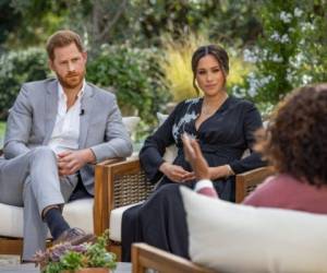 Esta imagen sin fecha publicada el 7 de marzo de 2021 por cortesía de Harpo Productions muestra al príncipe Harry de Gran Bretaña (izquierda) y su esposa Meghan (C), duquesa de Sussex, en una conversación con la presentadora de televisión estadounidense Oprah Winfrey. Foto: AFP