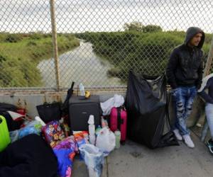 Yenly Morales, izquierda, y Yenly Herrera, inmigrantes cubanos que piden asilo en Estados Unidos, se encuentran en Matamoros, México, como miles de centroamericanos que han sido devueltos al país azteca. Foto: AP.