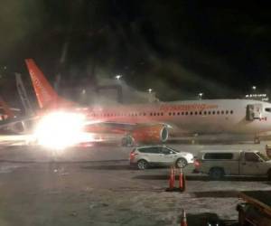 La Autoridad de Aeropuertos del Área Metropolitana de Toronto dijo que los bomberos extinguieron un pequeño incendio en el avión de Sunwing. Foto: Agencia AFP