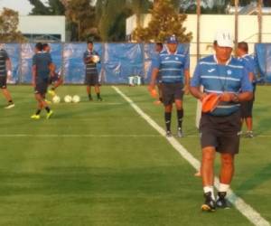 El colombiano Jorge Luis Pinto dirige el entrenamiento en la cancha Cruzeiro (Foto: Fenafuth)