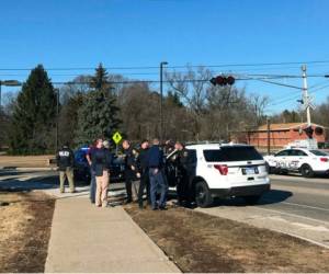 Autoridades policiales en Michigan tras el tiroteo. Foto: Agencia AP.