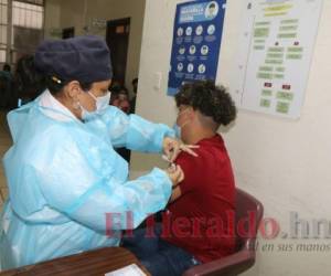 El centro de salud Alonso Suazo, es el más grande y completo de la capital y desde el pasado lunes inició a inocular a adolescentes entre 15 a 17 años de edad como parte del pilotaje que inició la RMS. Foto: El Heraldo