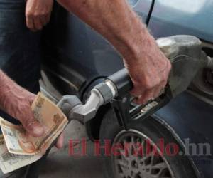 El galón de gasolina superior roza los L 105 en la capital. Foto: El Heraldo