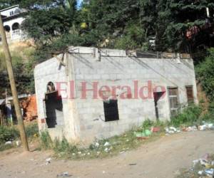 Llena de basura, sin puertas ni ventas está la casa. Los vecinos temen que se convierta en refugio de inadaptados sociales. Foto: Alejandro Amador/EL HERALDO