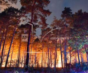 El incendio causó la evacuación de varias aldeas aledañas, así como nubes de humo que se dirigían a la capital.