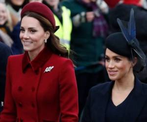 En esta foto del 25 de diciembre del 2018, Kate, la duquesa de Cambridge, a la izquierda, y Meghan, la duquesa de Sussex, llegan al servicio de Navidad en la Iglesia Santa María Magdalena en Sandringham, en Norfolk, Inglaterra.
