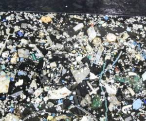 Esta área del Pacífco es conocida como el ‘continente de plástico’. Está formada por 88,000 toneladas de piezas plásticas que flotan entre Hawai y California. Foto Ocean Cleanup Foundation.