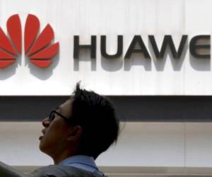 Huawei niega facilitar el espionaje del gobierno chino. FOTO: AP