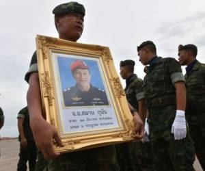 'Aunque hayamos perdido a un hombre, seguimos teniendo fe en nuestra misión', aseguró, con la voz temblorosa, el viernes por la mañana. Foto: AFP