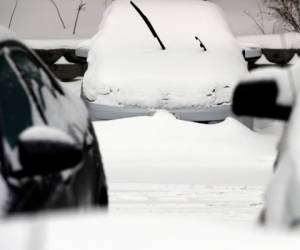 En Illinois los carros amanecieron cubiertos de nieve. Foto AP