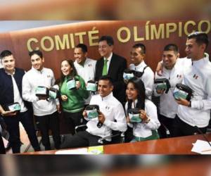 Autoridades del Comité Olímpico Mexicano entregó los paquetes sanitarios llamados 'kit anti-zika'.