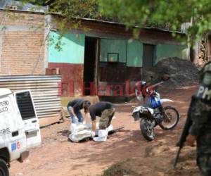 El cuerpo de la mujer fue sacado de la casa por elementos de Medicina Forense. (Foto: El Heraldo Honduras)