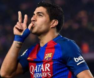 Suárez se ha convertido en una pieza fundamental del ataque del equipo azulgrana junto al argentino Leo Messi con el que forma una dupla letal. Foto: AFP